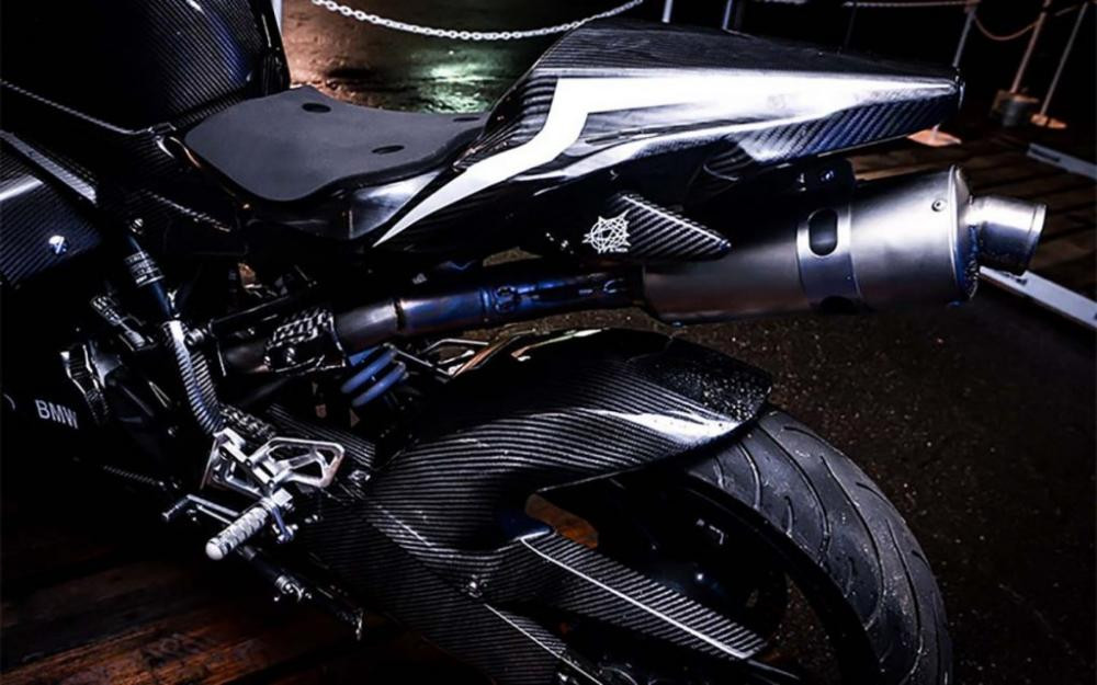 Tuy nhiên khác với người anh em TVS Apache RR 310, chiếc BMW G310RR Supersport mới này có dàn áo thừa hưởng từ đàn anh BMW S1000RR với thiết kế bất đối xứng, yếm phải của xe có thiết kế hốc gió dạng mang cá mập, trong khi đó yếm phải có hốc gió mở. 