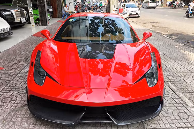 Siêu xe Ferrari 458 Italia mang gói độ Misha Designs xuất hiện tại Hà Nội gần đây là 1 trong những chiếc 458 Italia đầu tiên được đưa về nước trong năm 2010. Nó từng có thời gian nằm trong bộ sưu tập siêu xe của Phan Thành. Sau khi về tay ông chủ công ty nhập khẩu siêu xe quận 5, TP HCM, nó được "lột xác" qua gói độ Misha Designs.