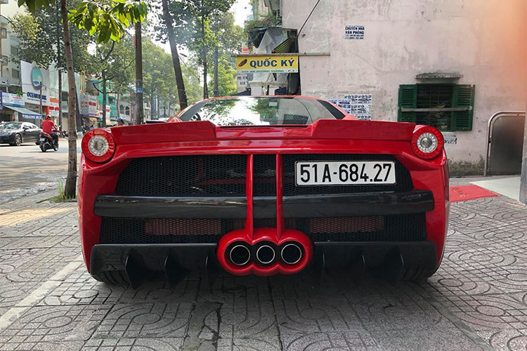 Phần sau xe là bộ phận được thay đổi nhiều nhất trên siêu xe Ý khi được bổ sung thêm lưới tản nhiệt cỡ lớn trải dài hết đuôi xe, bổ sung thêm cánh gió mới, bộ khuếch tán cỡ lớn, thanh carbon chạy ngang thân xe, ngoài ra hệ thống ống xả cũng được ốp cùng màu với màu ngoại thất, đây là loại thuộc hãng FI Exhaust cho tiếng pô phong cách xe đua F1 nghe mạnh mẽ hơn rất nhiều.