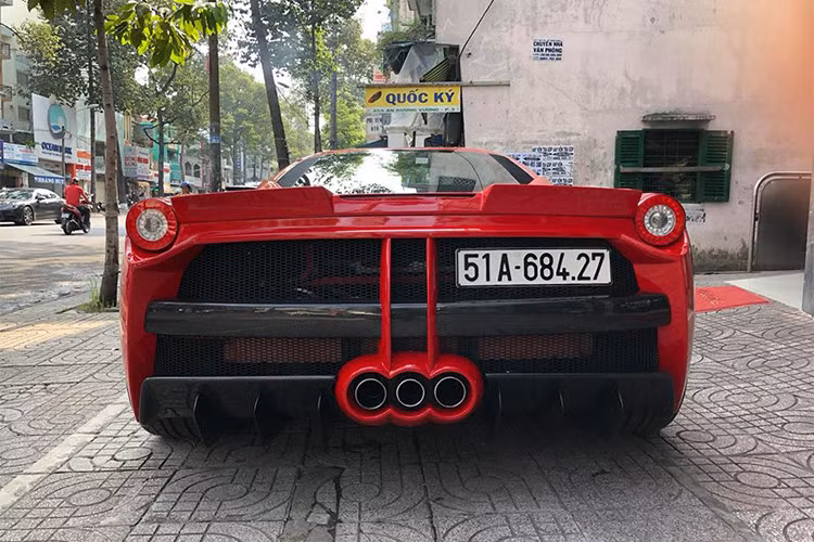 Phần sau xe là bộ phận được thay đổi nhiều nhất trên siêu xe Ý khi được bổ sung thêm lưới tản nhiệt cỡ lớn trải dài hết đuôi xe, bổ sung thêm cánh gió mới, bộ khuếch tán cỡ lớn, thanh carbon chạy ngang thân xe, ngoài ra hệ thống ống xả cũng được ốp cùng màu với màu ngoại thất, đây là loại thuộc hãng FI Exhaust cho tiếng pô phong cách xe đua F1 nghe mạnh mẽ hơn rất nhiều.