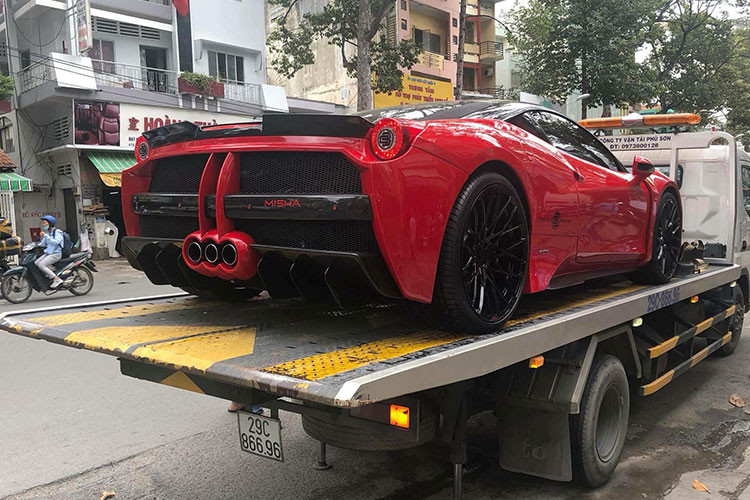 Bản độ Ferrari 458 Italia Misha Designs độc nhất Việt Nam được ra lò vào tháng 4/2018, sau đó siêu xe này tìm thấy chủ nhân mới là một người yêu xe tại Sài thành rồi chuyển sang showroom siêu xe tại Q5, TP HCM. Tuy nhiên, mới đây nó lại bị bắt gặp xuất hiện trở lại trên đường phố Hà Nội. 