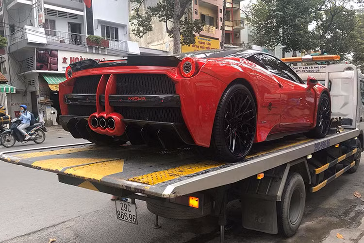 Bản độ Ferrari 458 Italia Misha Designs độc nhất Việt Nam được ra lò vào tháng 4/2018, sau đó siêu xe này tìm thấy chủ nhân mới là một người yêu xe tại Sài thành rồi chuyển sang showroom siêu xe tại Q5, TP HCM. Tuy nhiên, mới đây nó lại bị bắt gặp xuất hiện trở lại trên đường phố Hà Nội. 