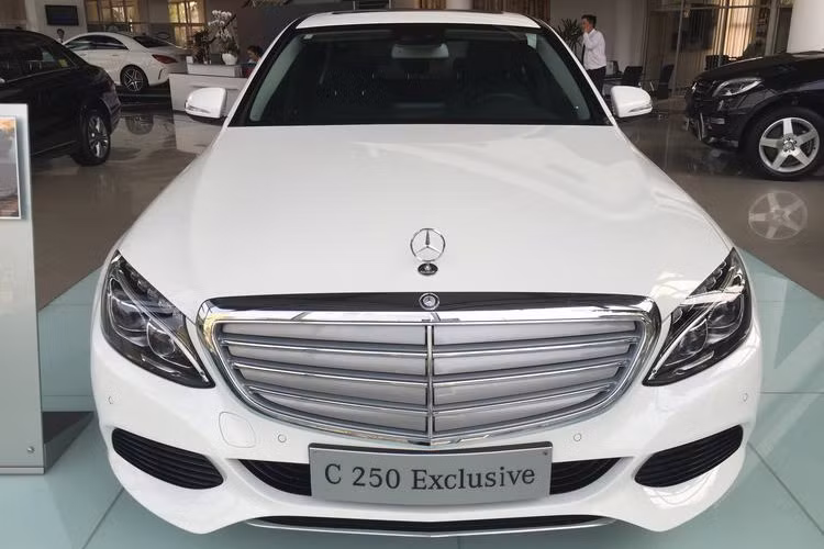 Mercedes-Benz C250 Exclusive sử dụng động cơ 4 xy-lanh thẳng hàng, dung tích 1991 cc, sản sinh công suất tối đa 211 mã lực tại vòng tua máy 5500 vòng/phút và mô-men xoắn cực đại 350 Nm tại dải vòng tua 1200 – 4000 vòng/phút.