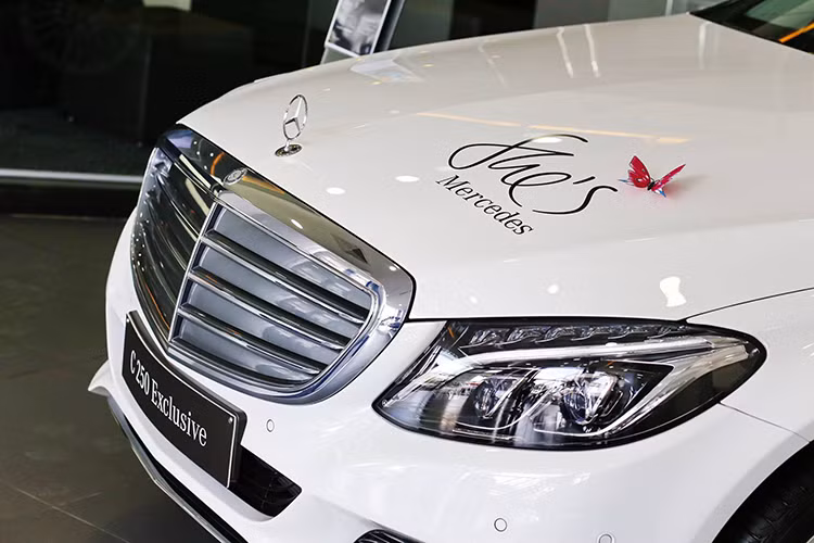 Nội thất xe khá tinh tế với bảng điều khiển được thiết kế liền khối, chỉ có duy nhất một hàng phím và một dãy đèn tín hiệu. Để điều chỉnh các thông số, hành khách có thể thao tác thông qua bề mặt touchpad cảm ứng đa điểm hoặc núm xoay kết nối trực tiếp với màn hình HD cỡ lớn 7 inch.