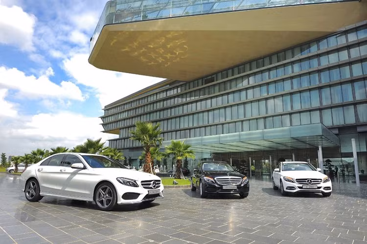 Kết hợp cùng hộp số tự động 7 cấp 7G-Tronic Plus, động cơ 4 xi lanh này cho phép Mercedes-Benz C250 Exclusive có khả năng tăng tốc từ 0-100 km/h chỉ trong vòng 6,6 giây. Tại thị trường Việt Nam, C250 Exclusive được phân phối chính hãng với mức giá 1,68 tỷ đồng.