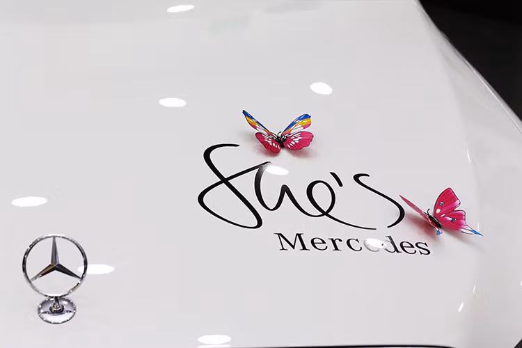 Ngoài ra, các khách hàng khi sử dụng mẫu xe này cũng có thể trải nghiệm chất lượng âm thanh đỉnh cao từ hệ thống loa Burmester® 13 loa công suất 590 watt, hệ thống Air-Balance với bộ lọc không khí cao cấp cùng tính năng ion hóa oxy và lựa chọn nước hoa đi kèm.