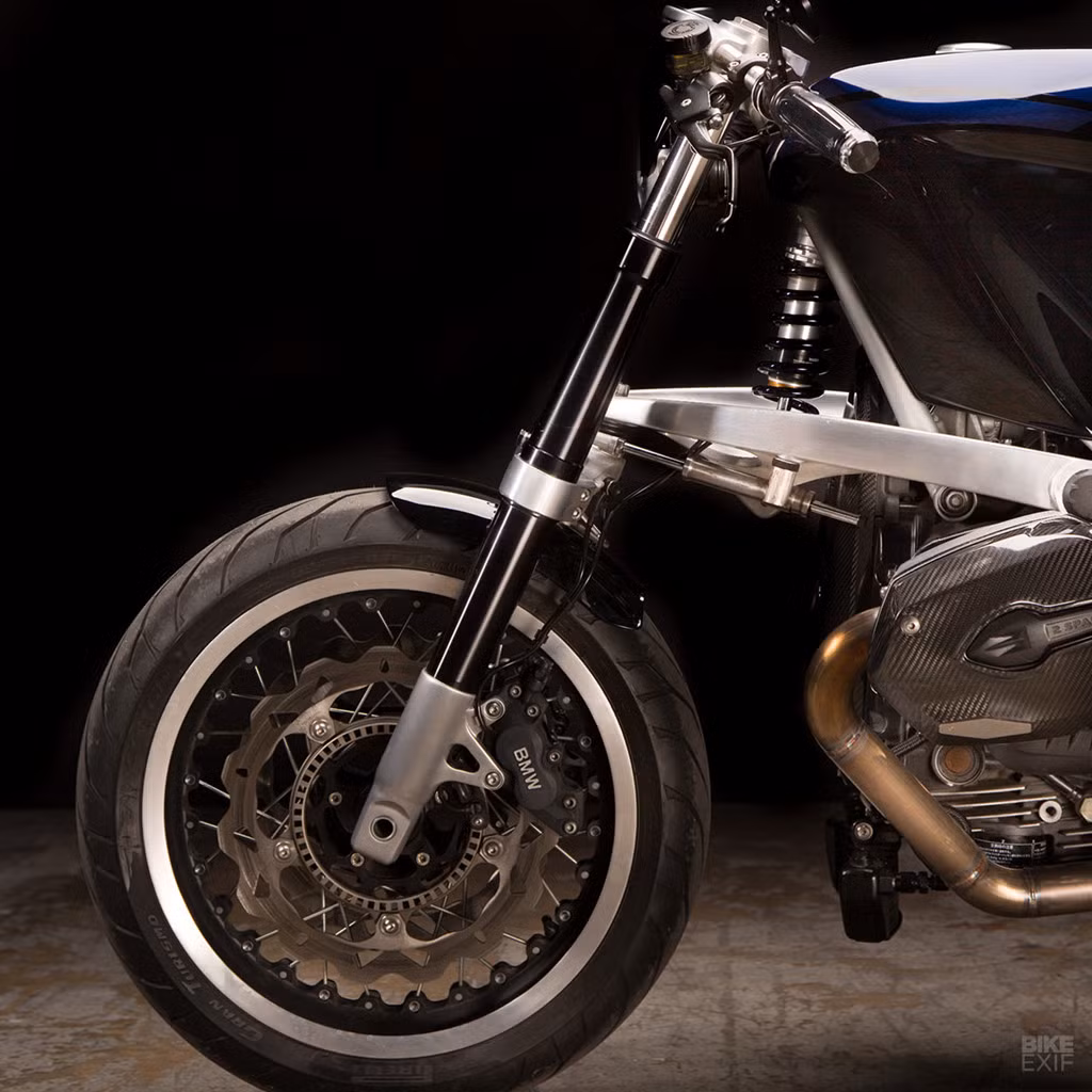 Phuộc tay đòn xa vượt trội hơn hẳn những hệ thống treo thông thường nhờ độ ổn định, dễ điều khiển và khả năng hãm phanh tốt. Vì vậy, nhóm quyết định loại bỏ tấm chắn cồng kềnh phía trên để thể hiện hết toàn bộ hệ thống này ra bên ngoài và nhấn mạnh vào những ưu điểm của nó.