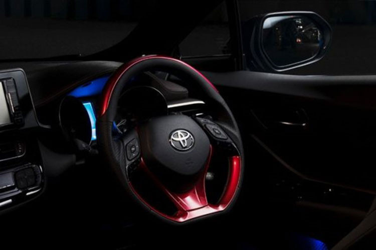 Bên trong nội thất, Toyota C-HR cũng được trang bị gói độ Wald International bao gồm thảm sàn mới, bộ bàn đạp bằng nhôm cũng như tay lái được bọc lại. Kiến trúc tổng thể vẫn giống với bản tiêu chuẩn.