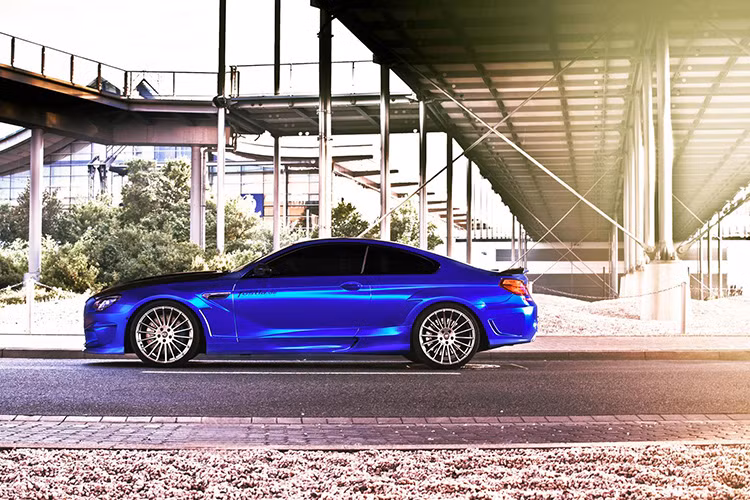 Hãng độ Fostla cũng phủ một lớp sơn xanh satin bóng loáng lên chiến binh M6 hầm hố, mang đến một vẻ bề ngoài vừa mạnh mẽ, vừa hiện đại. 