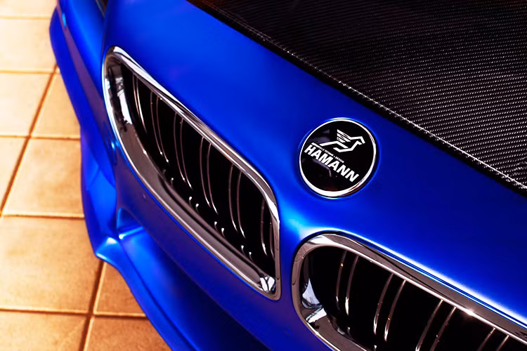 Đầu xe với logoo của Hamann, đi kèm với nó là bộ lưới tản nhiệt được viền crom sáng bóng cùng các thanh xen kẽ mạ cực kỳ bắt mắt.