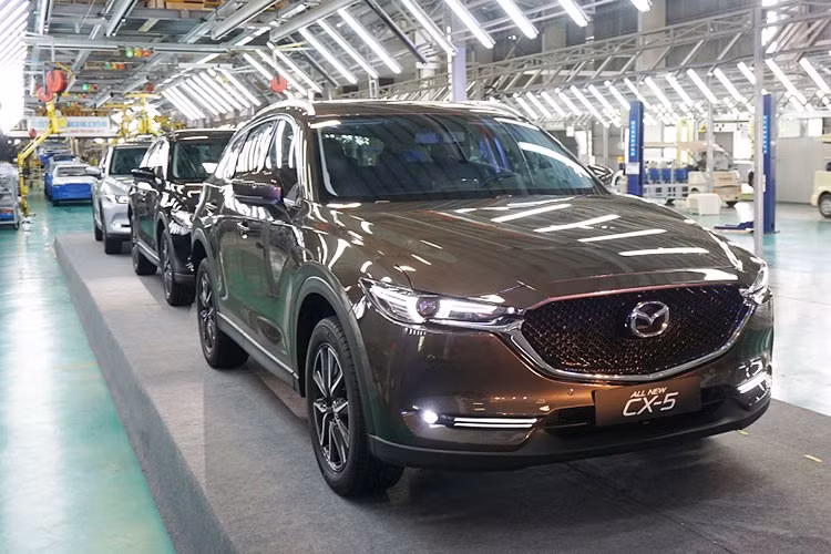 Đứng vị trí thứ 9 của bảng xếp hạng cũng là một mẫu xe khác của Mazda - CX5. Trong tháng 8/2018, Mazda CX-5 mới bán được 742 xe, tăng trưởng hơn so với cùng kỳ. Trong 8 tháng đầu năm 2018, mẫu xe này bán ra được khaongr 8000 chiếc và xếp thứ 5 toàn thị trường ôtô Việt Nam.