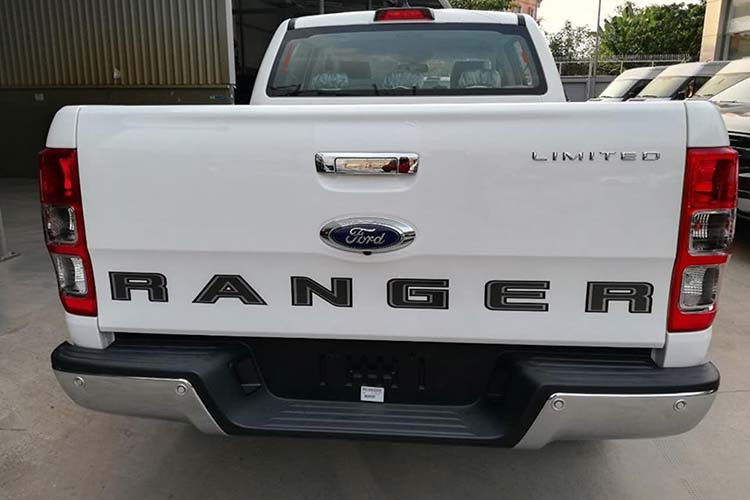 Các chi tiết khác ở phần ngoại thất như; lưới tản nhiệt mạ crôm nối liền với cụm đèn pha Bi-LED sử dụng viền thấu kính hình dáng vuông, tổng thể chiếc bán tải hài hoà hơn với bộ mâm 18 inch sơn màu bạc trang nhã.