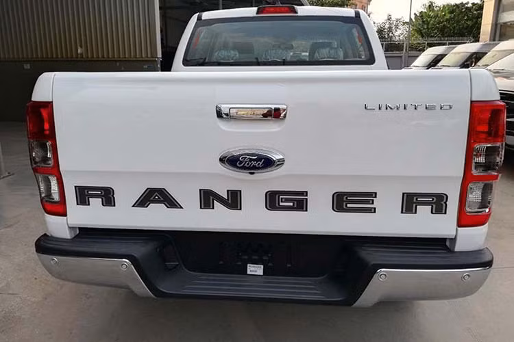 Các chi tiết khác ở phần ngoại thất như; lưới tản nhiệt mạ crôm nối liền với cụm đèn pha Bi-LED sử dụng viền thấu kính hình dáng vuông, tổng thể chiếc bán tải hài hoà hơn với bộ mâm 18 inch sơn màu bạc trang nhã.