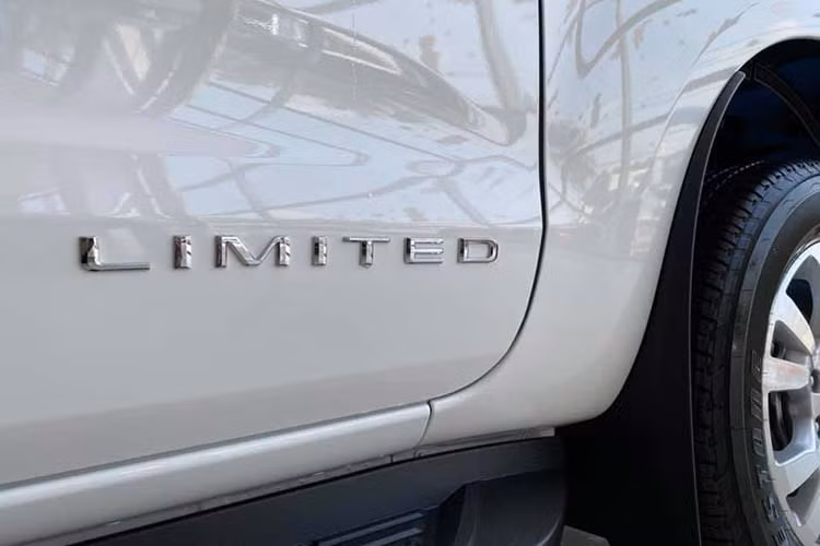 Bên dưới nắp capô Ranger Limited 2020 là động cơ dầu 4 xi lanh thẳng hàng dung tích 2.0 lít tăng áp Turbo đơn có công suất tối đa 180 mã lực và mô men xoắn cực đại 420 Nm, sức mạnh được truyền xuống 4 bánh xe thông qua hộp số tự động 10 cấp – hộp số nhiều cấp nhất trong phân khúc xe bán tải cỡ trung hiện nay tại Việt Nam. 