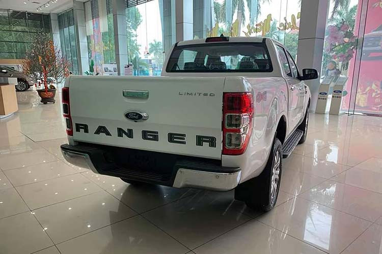 Ford Ranger 2.0L 4×4 AT Limited 2020 hướng tới khách hàng đang tìm kiếm chiếc bán tải 2 cầu số tự động, sở hữu nhiều “đồ chơi” tiện nghi, giải trí và hỗ trợ lái với mức giá dưới 850 triệu đồng. Mặc khác, Ranger phiên bản Limited còn giúp tiết kiệm chi phí hơn so với lựa chọn phiên bản Wildtrak 2 cầu vốn có giá hơn 900 triệu đồng.
