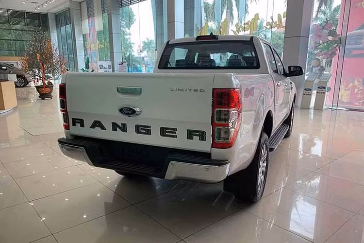 Ford Ranger 2.0L 4×4 AT Limited 2020 hướng tới khách hàng đang tìm kiếm chiếc bán tải 2 cầu số tự động, sở hữu nhiều “đồ chơi” tiện nghi, giải trí và hỗ trợ lái với mức giá dưới 850 triệu đồng. Mặc khác, Ranger phiên bản Limited còn giúp tiết kiệm chi phí hơn so với lựa chọn phiên bản Wildtrak 2 cầu vốn có giá hơn 900 triệu đồng.