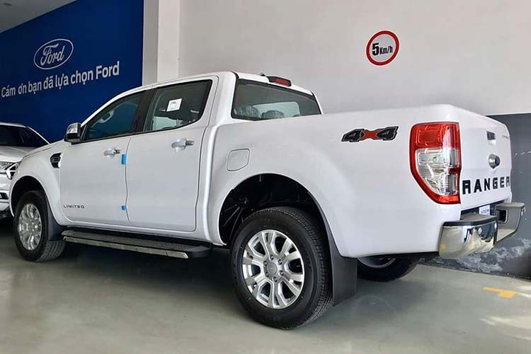 Mức giá xe Ford Ranger 2020 tạm tính là khoảng 800 triệu đồng. Ngoài mức giá dễ chịu, phiên bản Limited 4x4 AT còn thu hút sự quan tâm của khách hàng nhờ loạt trang bị đi kèm tương đồng với phiên bản cao cấp Wildtrak.