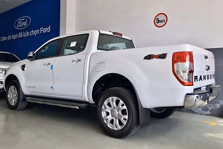 Mức giá xe Ford Ranger 2020 tạm tính là khoảng 800 triệu đồng. Ngoài mức giá dễ chịu, phiên bản Limited 4x4 AT còn thu hút sự quan tâm của khách hàng nhờ loạt trang bị đi kèm tương đồng với phiên bản cao cấp Wildtrak.