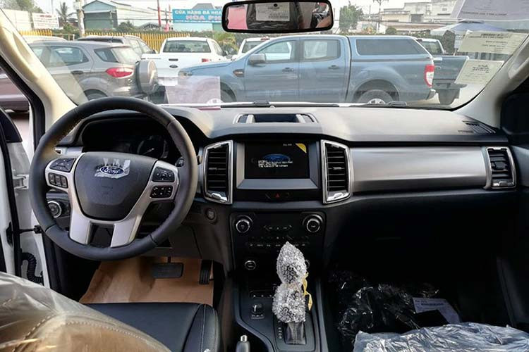 Thiết kế nội thất xe gần như không thay đổi. Điểm mới bên trong khoang cabin là hệ thống đề nổ bằng nút bấm, chìa khóa thông minh, đồng hồ có thêm màn hình đa thông tin, hệ thống giải trí Sync 3 nâng cấp lên phiên bản 3.4 mới nhất, điều hòa tự động 2 vùng và ghế bọc da.