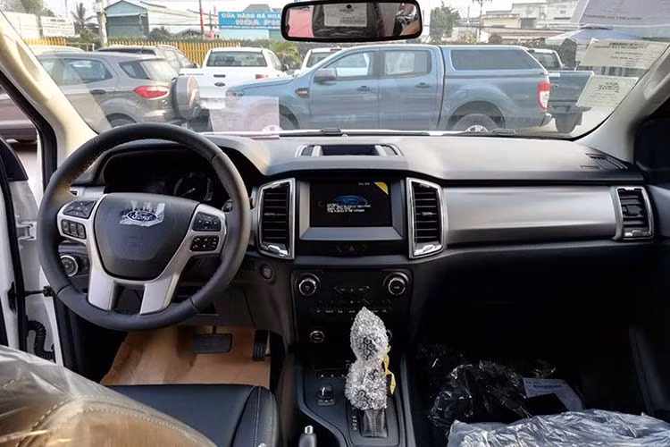 Thiết kế nội thất xe gần như không thay đổi. Điểm mới bên trong khoang cabin là hệ thống đề nổ bằng nút bấm, chìa khóa thông minh, đồng hồ có thêm màn hình đa thông tin, hệ thống giải trí Sync 3 nâng cấp lên phiên bản 3.4 mới nhất, điều hòa tự động 2 vùng và ghế bọc da.