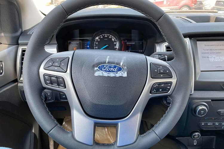 Phiên bản Limited của Ford Ranger 2020 trang bị khá nhiều options tiệm cận với phiên bản Wildtrak như: khởi động bằng nút bấm, chìa khóa thông minh, đồng hồ hỗ trợ lái analog + màn hình TFT, nội thất ghế ngồi bọc da đen, trang bị hệ thống điều hòa tự động 2 vùng độc lập, màn hình 8 inch + trang bị hệ thống giải trí SYNC Gen 3 phiên bản 3.4 mới, tích hợp camera lùi tiêu chuẩn.