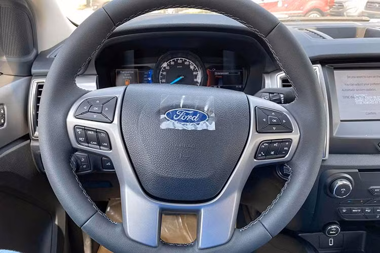 Phiên bản Limited của Ford Ranger 2020 trang bị khá nhiều options tiệm cận với phiên bản Wildtrak như: khởi động bằng nút bấm, chìa khóa thông minh, đồng hồ hỗ trợ lái analog + màn hình TFT, nội thất ghế ngồi bọc da đen, trang bị hệ thống điều hòa tự động 2 vùng độc lập, màn hình 8 inch + trang bị hệ thống giải trí SYNC Gen 3 phiên bản 3.4 mới, tích hợp camera lùi tiêu chuẩn.