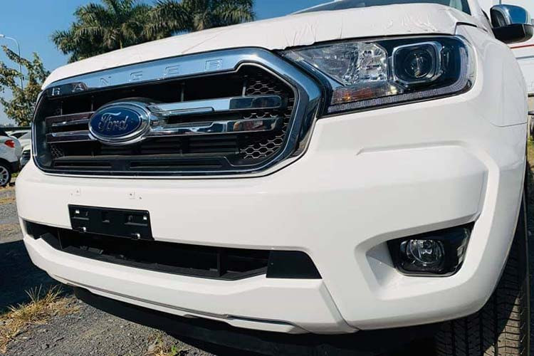 Ngoại thất Ford Ranger Limited 2020 mới không mang phong cách thể thao và hầm hố như phiên bản Wildtrak. Sở dĩ như vậy là bởi phần cản trước của phiên bản này được nhà sản xuất sơn trùng màu với thân xe.