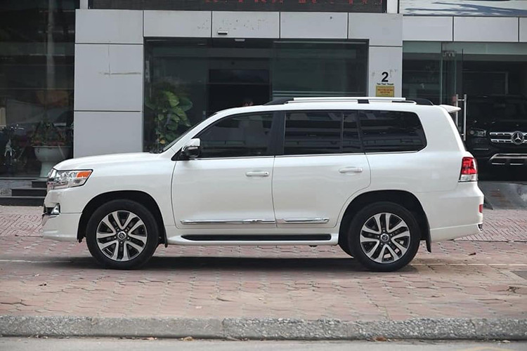 Về ngoại hình, Toyota Land Cruiser nhập Mỹ đời 2016 trong bài viết này có kích thước 4.950 x 1.970 x 1.905 (mm). Chiếc xe SUV cỡ lớn này sở hữu bộ mâm đúc 18 inch 5 cánh kép được làm mới, kết hợp cùng với bộ lốp Dunlop Grandtrek đa địa hình có kích thước 285/60/18 khá hầm hố.