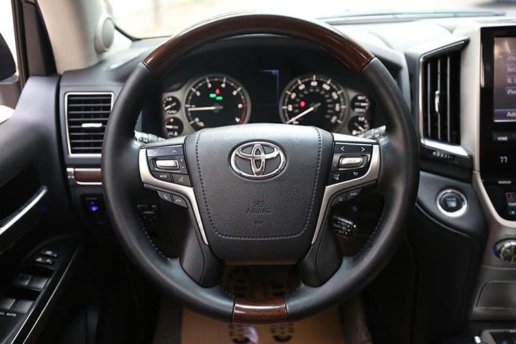 Vô lăng tái thiết kế so với đời cũ, đẹp hơn được bọc da cùng gỗ cao cấp và đa dạng các nút bấm tiện ích. Hệ thống thông tin giải trí của chiếc xe hiện đại với màn hình cảm ứng lớn với những tính năng thời thượng công nghệ mới như; MP3/WMA,Sirius XM radio HD radio hỗ trợ iTunes, cổng USB, kết nối iPod và điện thoại, Bluetooth, định vị vệ tinh, hiển thị thông tin khi vượt địa hình...