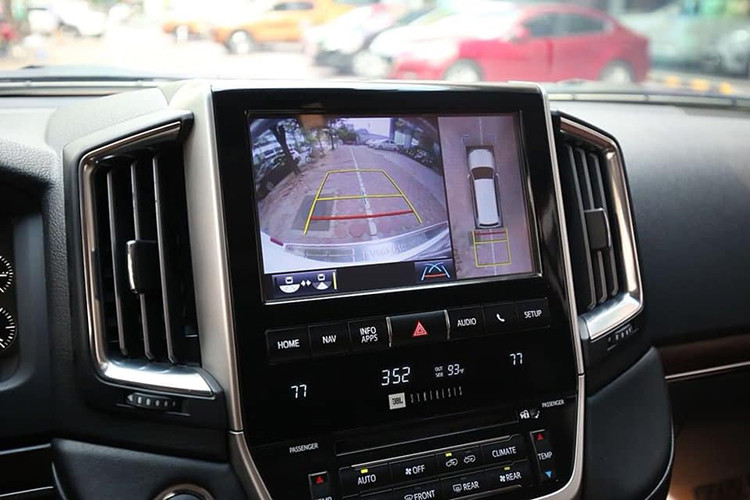 Land Cruiser 2016 nhập Mỹ được trang bị động cơ xăng V8 5.7l kết hợp với hộp số tự động 6 cấp tương tự như Lexus LX570, cho công suất tối đa lên tới 367 mã lực. Đi kèm là hộp số tự động 8 cấp, hệ dẫn động 4 bánh mới... Hiệu năng địa hình của Land Cruiser được đảm bảo bởi hệ thống dẫn động 4 bánh bán thời gian với nhiều chế độ gài cầu khác nhau, vi sai Torsen cùng các công nghệ hỗ trợ như hệ thống hỗ trợ vượt qua những bề mặt khó Crawl Control...