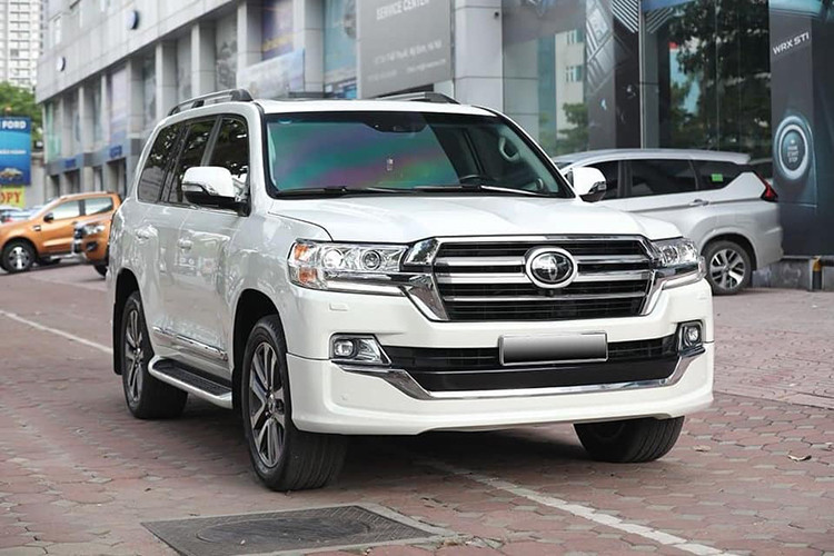 Nhìn tổng thể, chiếc Toyota Land Cruiser 2016 cũ nhập Mỹ đang rao bán tại sàn xe cũ Hà Nội sở hữu một ngoại hình khá long lanh, chưa từng đâm đụng. Theo chủ nhân chào bán trên sàn xe cũ, chiếc xe là phiên bản full option và được lăn bánh khá ít.