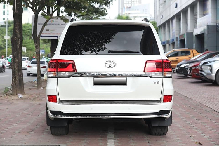 Thân xe không nhiều thay đổi so với phiên bản cũ. Nó vẫn giữ nguyên những bề mặt thân xe nổi lên đầy "cơ bắp" vốn có bấy lâu nay. Ở phía sau, các đèn hậu của Land Cruiser nay đã được nâng cấp lên loại đèn LED đem tới vẻ đẹp ấn tượng hơn. Cụm đèn LED phía sau cũng cập nhật đồ họa mới và thanh trang trí mạ chrome kéo dài hết chiều ngang xe.