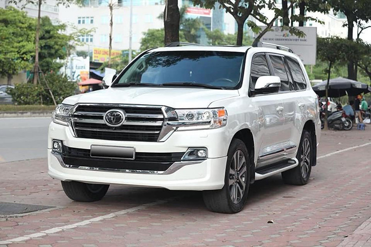 Khi mới ra mắt tại thị trường Mỹ - giá xe Toyota Land Cruiser 2016 từ 83.800 USD. Thời điểm về Việt Nam nó được chào bán khoảng 5,5 tỷ đồng (chưa áp dụng mức thuế TTĐB mới). Chiếc xe trong bài hiện đang được chào bán hơn 4 tỷ đồng, cao hơn so với xe chính hãng phiên bản mới nhất được nhập khẩu từ Nhật Bản.