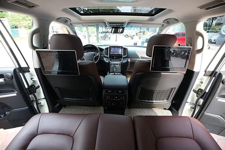 Hệ thống âm thanh JBL 14 loa sẽ khiến đa số khách hàng bình thường hài lòng. Toyota cũng chú trọng trải nghiệm cao cấp cho bên trong khoang xe bằng cách bổ sung thêm các vật liệu da mềm semi-aniline và gỗ Deep Wood. Hàng ghế sau cũng có những màn hình giải trí riêng.