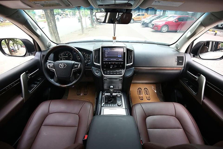 Bên trong nội thất của Land Cruiser 2016 cũng được hãng Toyota đổi mới đáng kể về mặt thiết kế. Trong đó, bảng táp lô bố trí lại các cụm điều khiển chức năng và màn hình cho hệ thống giải trí đặt ở vị trí cao hơn.Bên cạnh đó, Toyota cũng chú trọng trải nghiệm cao cấp cho bên trong khoang xe bằng cách bổ sung thêm các vật liệu da mềm thay cho vật liệu nhựa cứng ở đời trước.