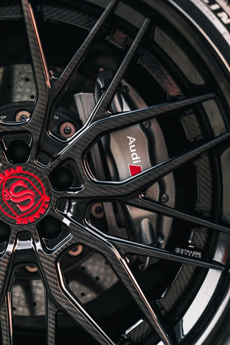 Xe được trang bị bộ mâm đen bóng SV10M Deep Concave FS với các chấu bằng sợi carbon là sản phẩm của Strasse Wheels. Tuy không phải mâm “thửa” nhưng SV10M Deep Concave FS lại rất vừa vặn với R8.