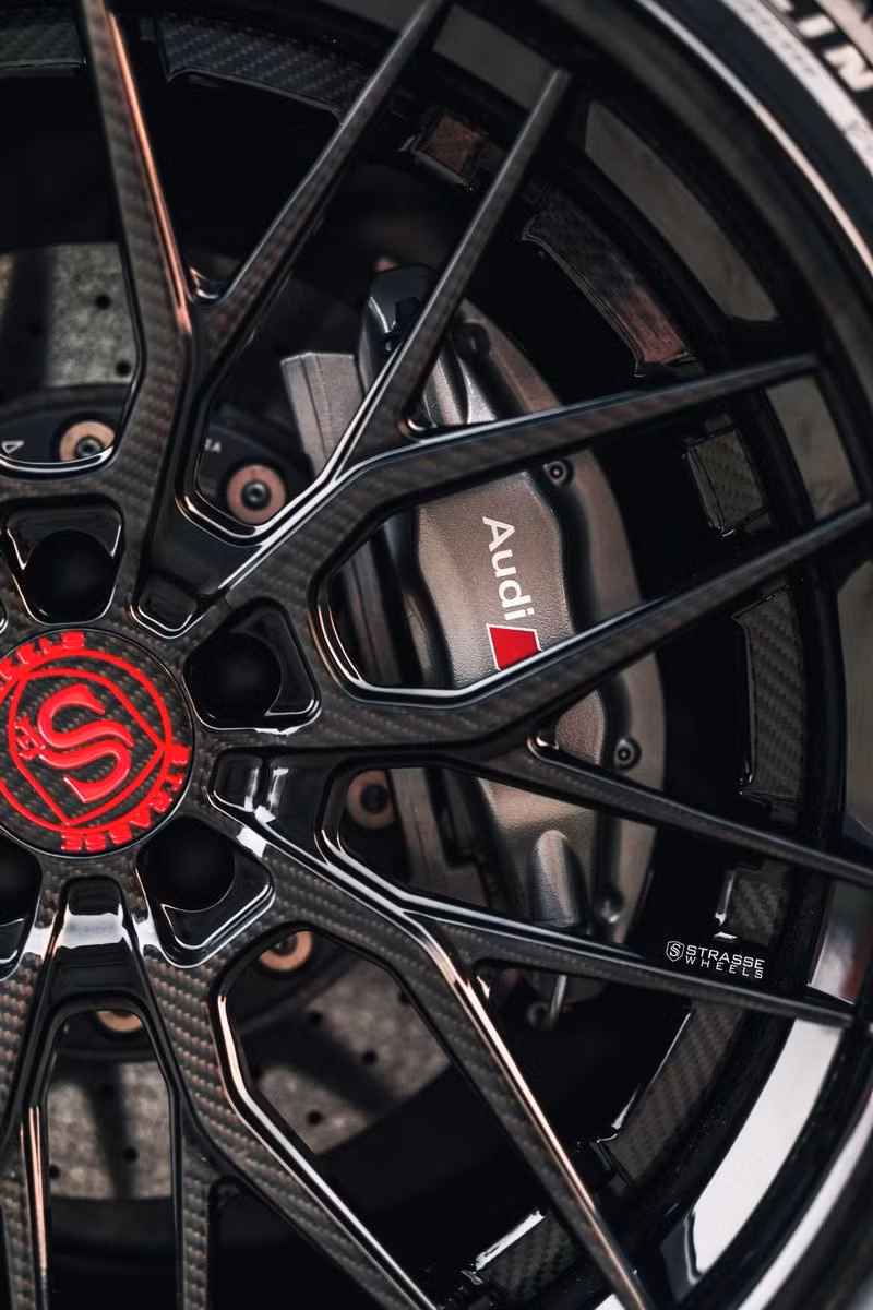 Xe được trang bị bộ mâm đen bóng SV10M Deep Concave FS với các chấu bằng sợi carbon là sản phẩm của Strasse Wheels. Tuy không phải mâm “thửa” nhưng SV10M Deep Concave FS lại rất vừa vặn với R8.