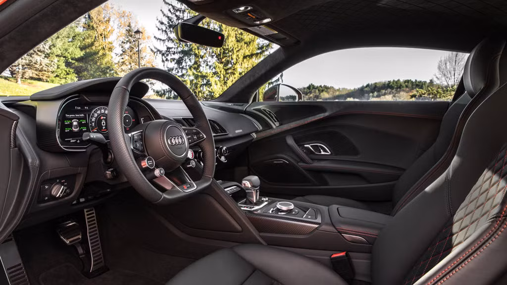 Nội thất của Audi R8 V10 Plus độ này được bọc da cao cấp Alcantara, ghế ngồi bọc da Nappa Fine có lỗ thoát khí, hệ thống MMI (Multimedia Interface) giúp người lái dễ dàng điều khiển thiết bị trên xe. Ngoài ra không thể không kể tới hệ thống kết nối các dịch vụ online và buồng lái ảo Audi Virtual Cockpit.