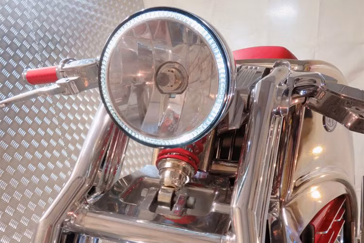 Thực tế, siêu môtô Levis mới được tái sinh khi nhà thiết kế xe hơi Phil Bevan mua lại bản quyền sử dụng thương hiệu này. Cùng với thiết kế trưởng Steve Kirk, ông đã “chấp bút” ra một mẫu siêu mô tô mang tính cách mạng, dựa trên cơ sở một động cơ V10 2.0l 300 mã lực do kỹ sư người Anh Tim Bishop thiết kế vào năm 2004.