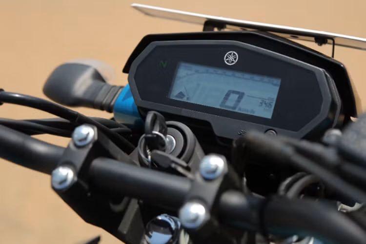 Yamaha FZ 25 mới được phát triển dựa trên bộ khung dạng kim cương hay lưới mắt cao và có trọng lượng chỉ 148 kg. Các kích thước cơ bản khác của mẫu naked bike phân khối nhỏ này bao gồm chiều dài tổng thể 2.015 mm, chiều dài cơ sở 1.360 mm, chiều rộng 770 mm và chiều cao 1.075 mm.