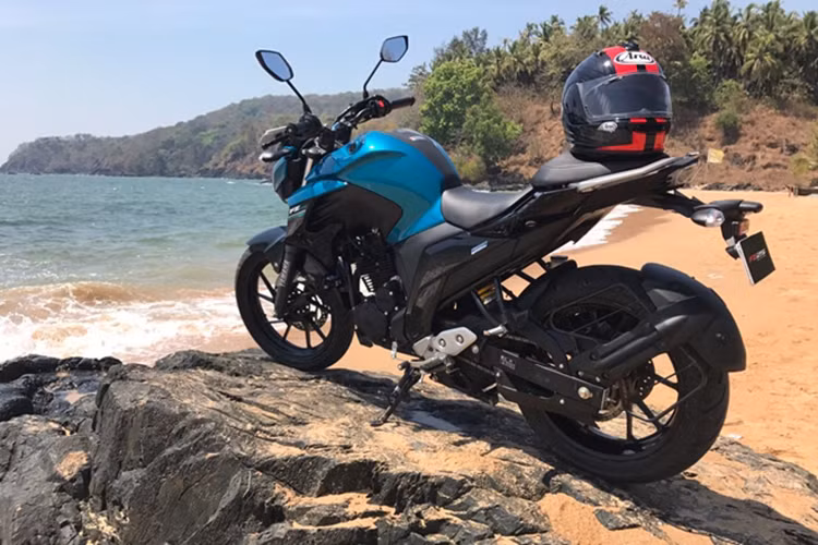 Ngoài ra, xe còn có chiều cao gầm 160 mm. Yên của Yamaha FZ 25 mang đến tư thế ngồi thể thao hơn so với FZ 2.0 nhờ tay lái ngắn hơn 15 mm. Phần hông của người lái Yamaha FZ 25 sẽ dịch lên phía trước 30 mm so với FZ 2.0. Xe được trang bị đèn pha và đèn hậu dạng LED, bảng đồng hồ LCD, vành hợp kim tương tự dòng naked bike MT