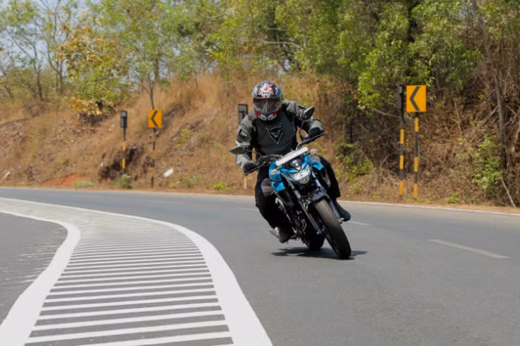 Tại thị trường Ấn Độ, Yamaha FZ 25 2017 có giá chỉ 119.500 Rupee (tương đương 39,6 triệu đồng). Trong khi đó, những chiếc Yamaha FZ 25 nhập khẩu tư nhân về Việt Nam có giá khoảng hơn 60 triệu đồng.