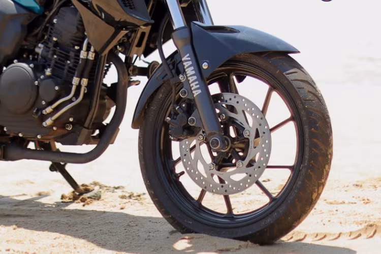 Về trang bị an toàn, lực hãm của xe bắt nguồn từ phanh đĩa có đường kính 282 mm trước và 220 mm sau. Đáng tiếc thay, mẫu naked bike này không có hệ thống chống bó cứng phanh ABS dù là tùy chọn. Trong khi đó, hệ thống treo của xe bao gồm phuộc ống lồng phía trước và giảm xóc đơn đằng sau, giống những mẫu xe FZ trước đây.