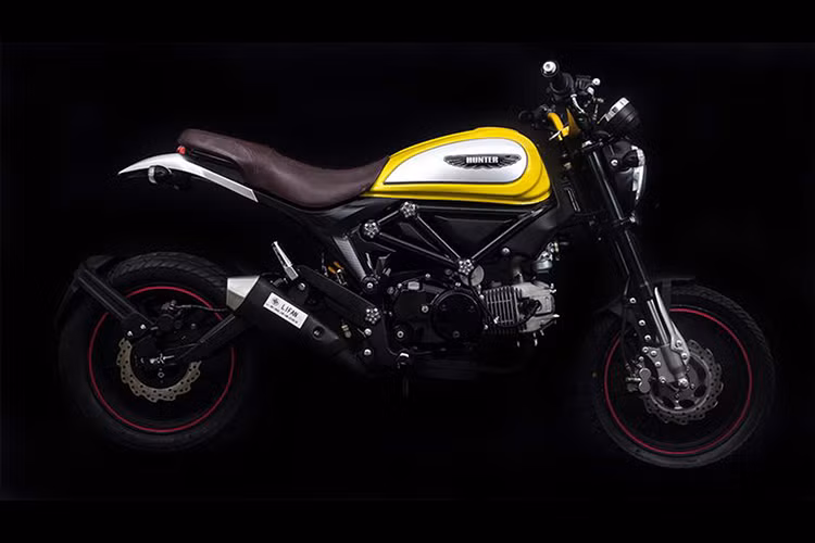 So với mẫu xe Lifan hunter 125 nhái này thì hàng xịn Ducati Scrambler đang được sử dụng động cơ V-Twin, làm mát bằng gió, dung tích 803cc. Động cơ trên Ducati Scrambler tạo ra công suất tối đa 75 mã lực và mô-men xoắn cực đại 68 Nm, mạnh và chất hơn rất nhiều.