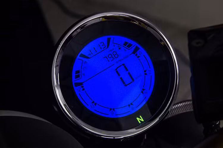 Cụm đồng hồ đơn tròn mang phong cách hoài cổ và một vòng đèn LED cũng xuất hiện giống y hệt, nhưng cho người dùng cảm giác rẻ tiền và "Tàu" hơn rất nhiều so với xịn. Các chi tiết mạ crom và phần nhựa trên xe cũng không được cứng cáp mà cho cảm giác "yếu" rất hơn nhiều.