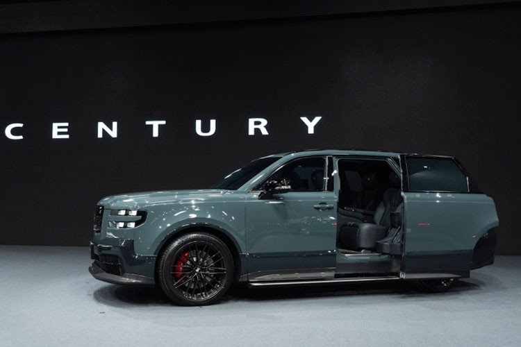 Toyota Century SUV 2024 hiện sử dụng hệ truyền động PHEV, bao gồm động cơ V6 3.5L kết hợp mô-tơ điện nằm ở trục sau và hệ dẫn động bốn bánh toàn thời gian, hộp số CVT. Hệ thống này cho công suất 406 mã lực, ngang ngửa sức mạnh của Lexus TX 550h+ nhưng vẫn thấp hơn động cơ V8 5.0L của bản sedan.