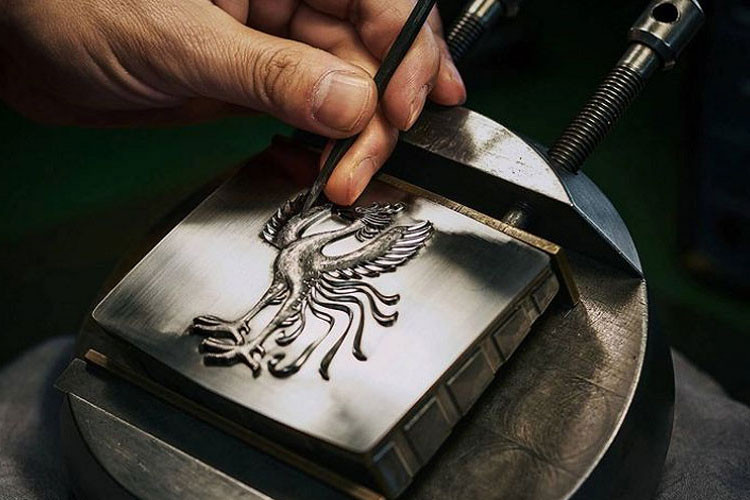 Thiết kế cấu hình Toyota Century SUV bản mui trần đã được hé lộ nhanh tại sự kiện ra mắt qua ảnh teaser duy nhất. Kết cấu mui mà Toyota chọn cho bản này có vẻ là mui mềm dựa vào thiết kế phía sau. Giám đốc thương hiệu Toyota là Simon Humphries xác nhận họ sẵn sàng thảo luận với người dùng về khả năng tùy biến "vô hạn" của dự án này.