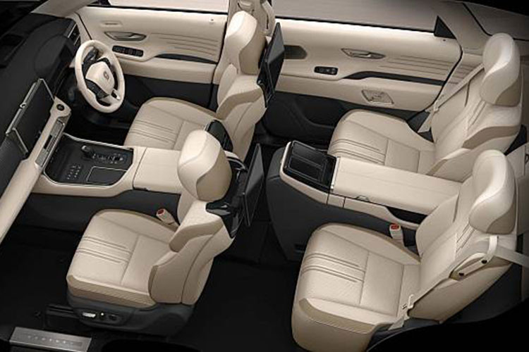 Toyota đã mang tới sự kiện ra mắt phiên bản được dùng logo GR tại tản nhiệt, bodykit độc quyền, bộ chia gió với dòng chữ Century riêng, bộ khuếch tán gió hay thềm cửa đều làm từ sợi carbon.