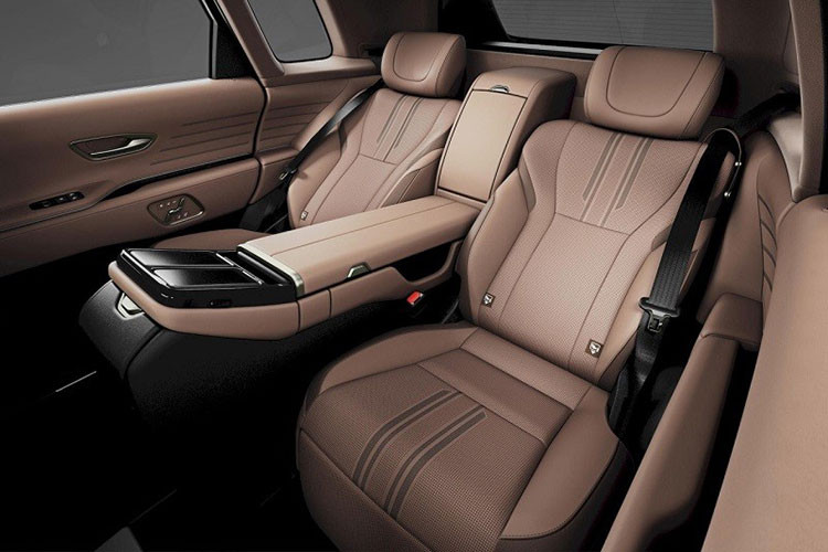 Ngoài ra, Toyota Century SUV 2024 bản GRMN còn được trang bị mâm 22 inch hợp kim tối màu, cặp phanh đỏ và có vẻ đã được hạ gầm. Các trang bị tiện nghi cũng như công nghệ cũng sẽ khác hơn bản thường.