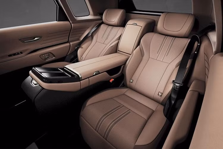 Ngoài ra, Toyota Century SUV 2024 bản GRMN còn được trang bị mâm 22 inch hợp kim tối màu, cặp phanh đỏ và có vẻ đã được hạ gầm. Các trang bị tiện nghi cũng như công nghệ cũng sẽ khác hơn bản thường.